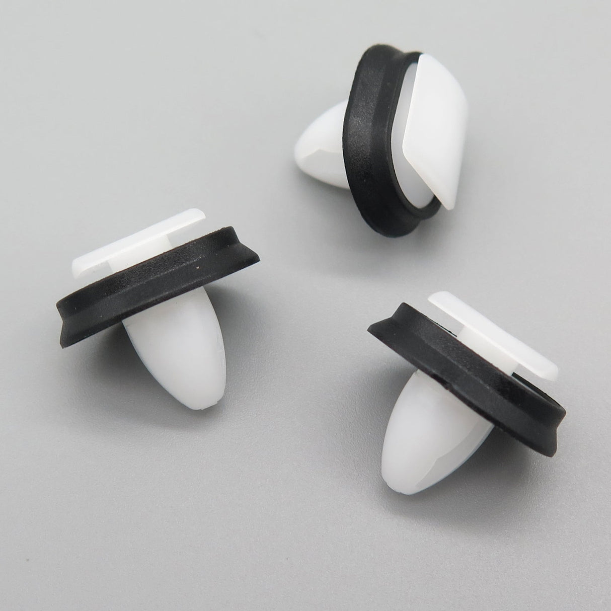 Exterior Moulding Clip, White with Integrated Rubber Seal