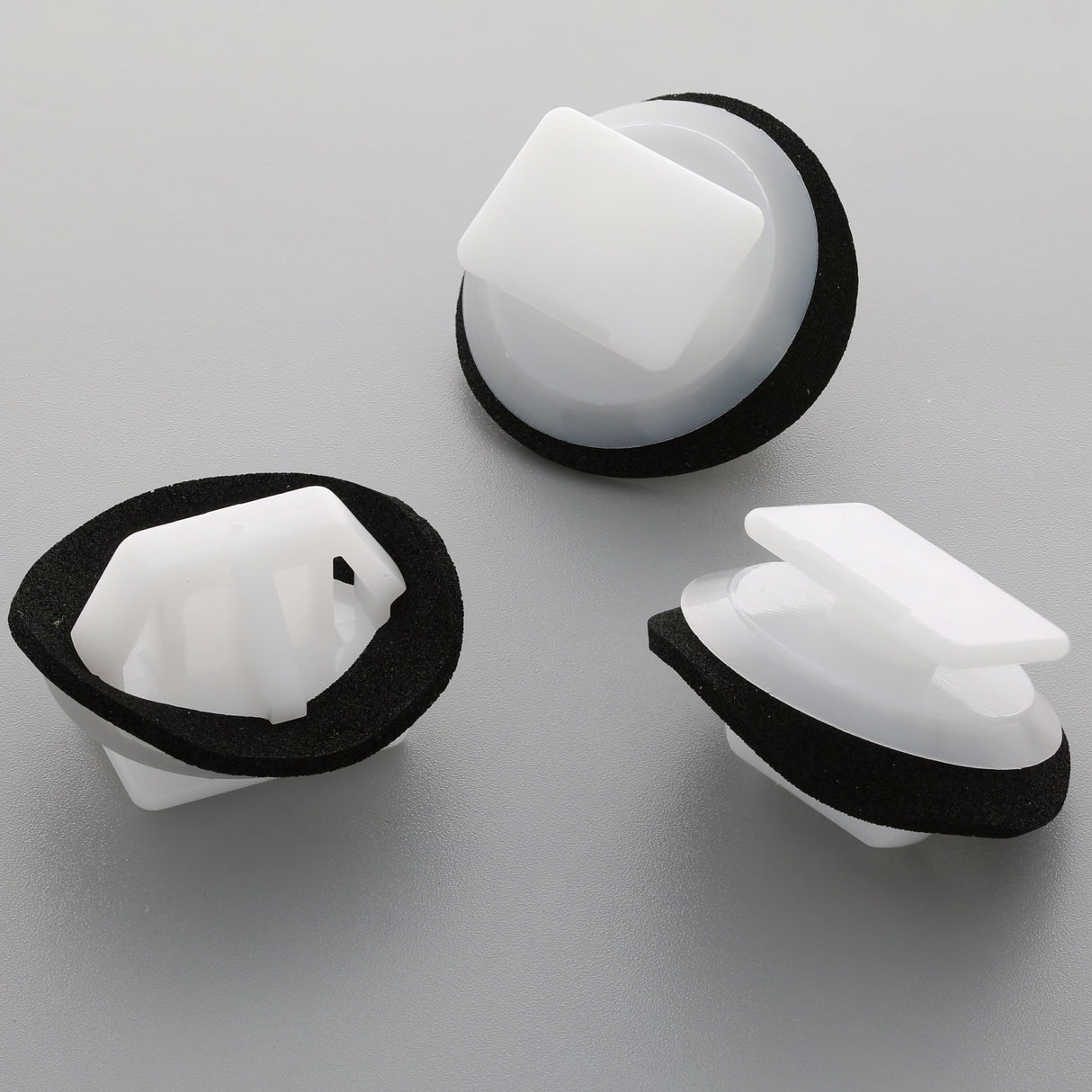 Skirt Moulding Clip, White with Washer